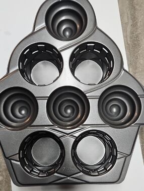 WILTON ICE CREAM CONE CAKE PAN.